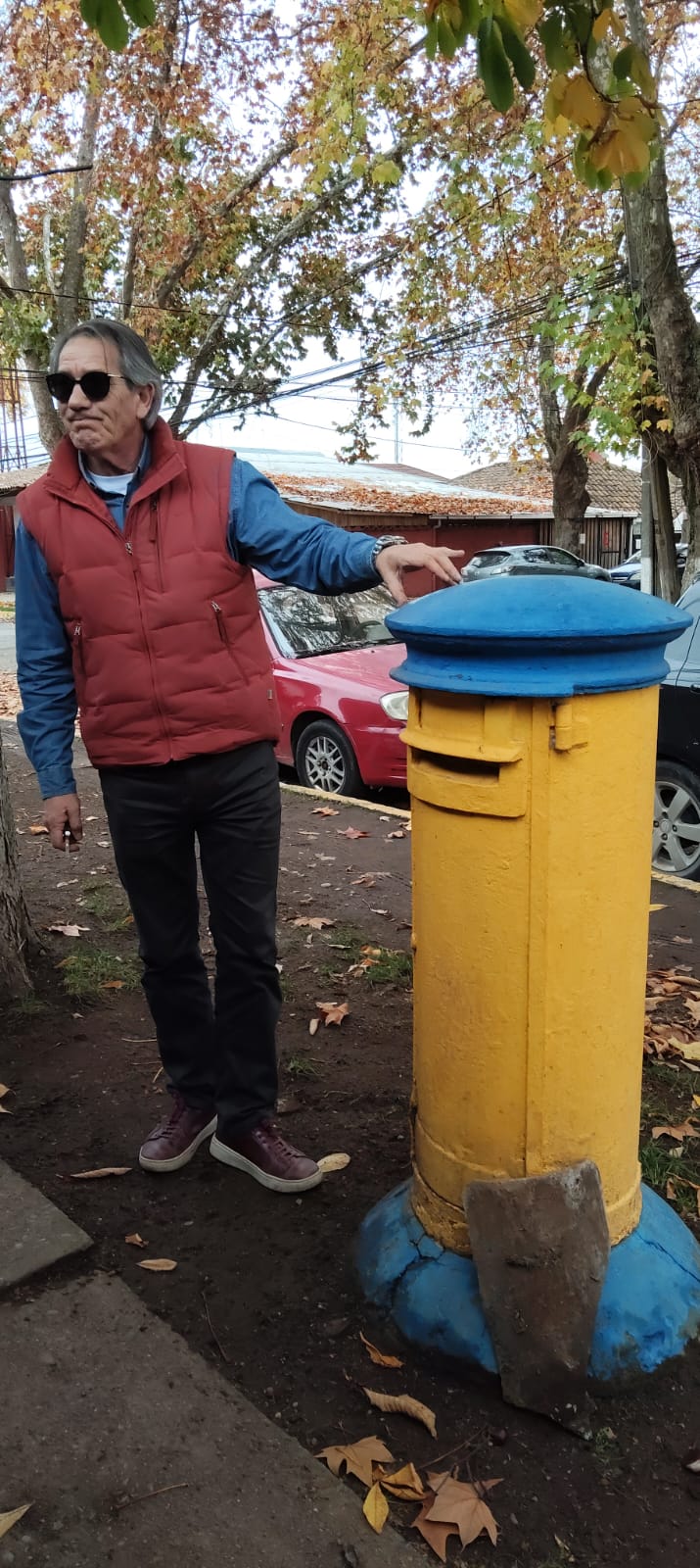 Yerko Canales Rojas junto a un antiguo buzón postal en Chillán